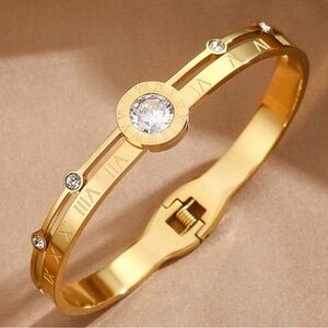 Elegant Gold Bracelet with Crystal Accents